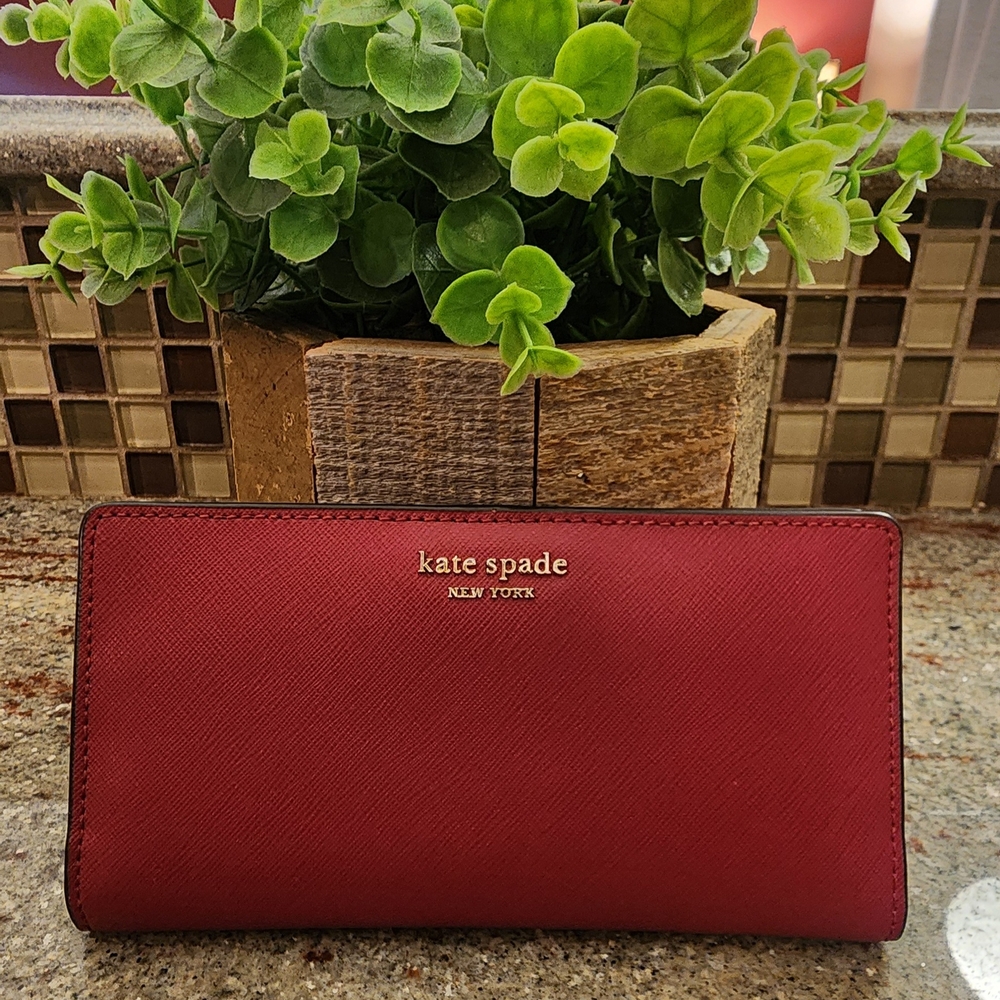 Kate Spade Red Wallet ❤️🤍❤️
